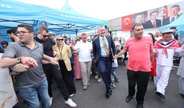 Davullar çaldı, kınalar yakıldı: Başkan Büyükakın özel gençlerle halaya durdu