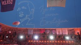 Kocaeli Stadyumu’nda gökyüzüne “İyi ki varsın Erdoğan” yazıldı