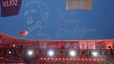 Kocaeli Stadyumu’nda gökyüzüne “İyi ki varsın Erdoğan” yazıldı