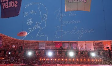 Kocaeli Stadyumu’nda gökyüzüne “İyi ki varsın Erdoğan” yazıldı