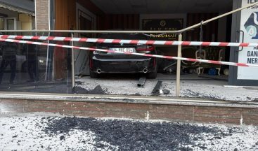 İzmit’te kaza: Kontrolden çıkan otomobil, danışmanlık merkezine daldı