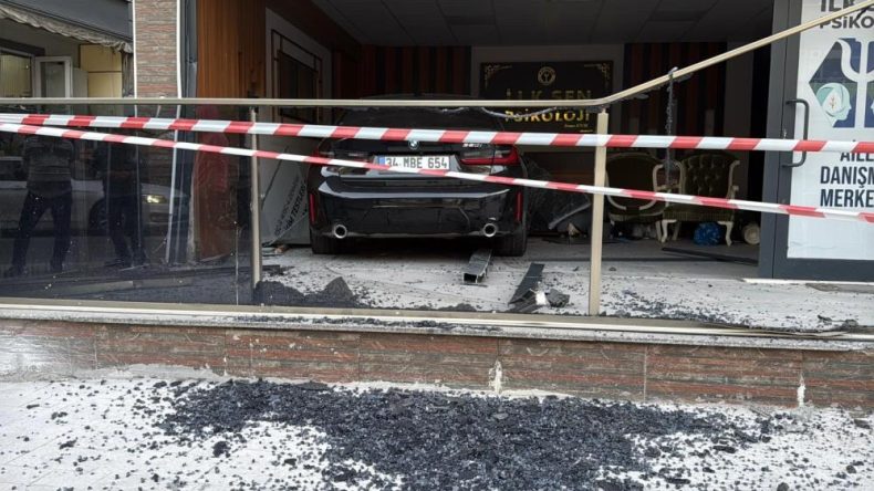 İzmit’te kaza: Kontrolden çıkan otomobil, danışmanlık merkezine daldı