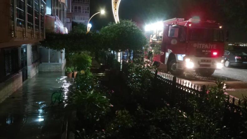 Karamürsel’de sağanak etkili oldu: ev ve iş yerlerini su bastı