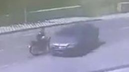 Otomobille çarpışan motosiklet sürücüsü yola savruldu