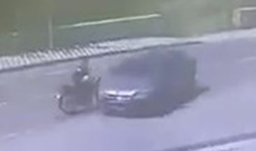 Otomobille çarpışan motosiklet sürücüsü yola savruldu
