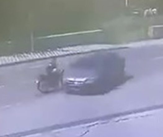 Otomobille çarpışan motosiklet sürücüsü yola savruldu