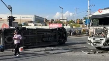 Tırla çarpışan işçi servisi devrildi: 8 yaralı