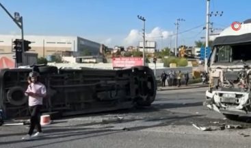 Tırla çarpışan işçi servisi devrildi: 8 yaralı