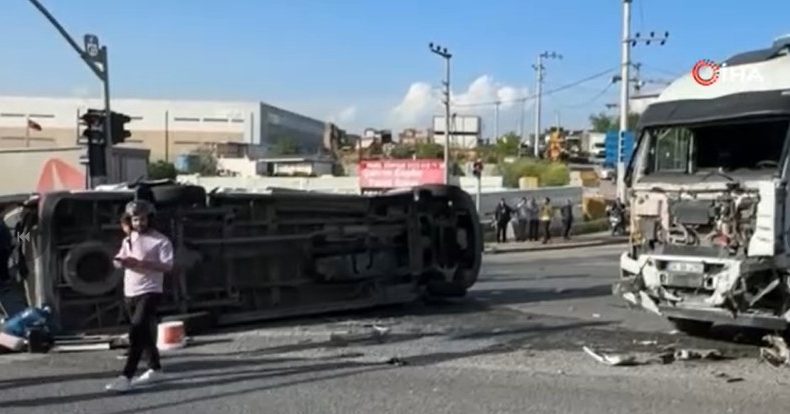 Tırla çarpışan işçi servisi devrildi: 8 yaralı