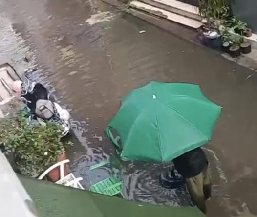 İzmit’te sağanak vatandaşlara zor anlar yaşattı