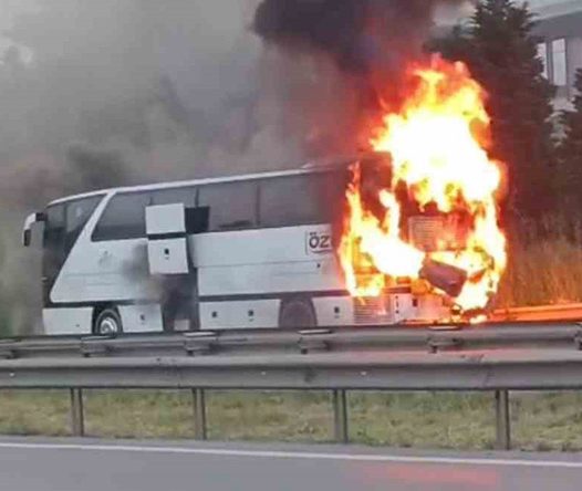 TEM Kocaeli geçişinde yolcu otobüsü alev alev yandı