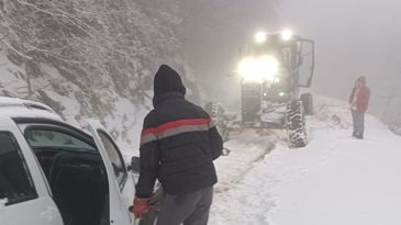 Büyükşehir ekipleri, mahsur kalanları kurtardı