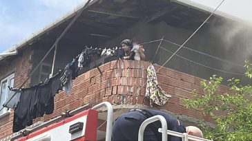 Kocaeli’de korkutan yangın: Balkonda mahsur kalan anne bebeği kurtarıldı
