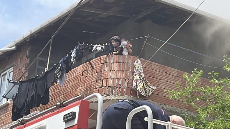 Kocaeli’de korkutan yangın: Balkonda mahsur kalan anne bebeği kurtarıldı