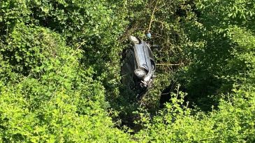 Kocaeli’de dehşet! Direksiyonu kilitlenen otomobil 80 metrelik uçuruma yuvarlandı