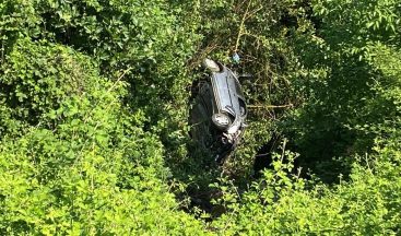 Kocaeli’de dehşet! Direksiyonu kilitlenen otomobil 80 metrelik uçuruma yuvarlandı