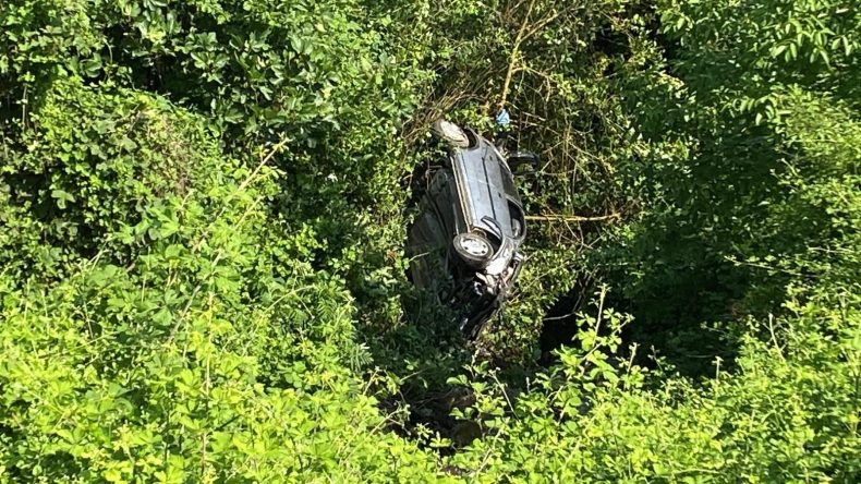 Kocaeli’de dehşet! Direksiyonu kilitlenen otomobil 80 metrelik uçuruma yuvarlandı