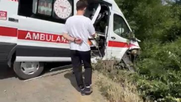 Kandıra’da kaza: Ambulans yeşillik alana savruldu
