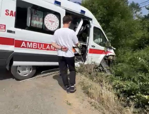 Kandıra’da kaza: Ambulans yeşillik alana savruldu