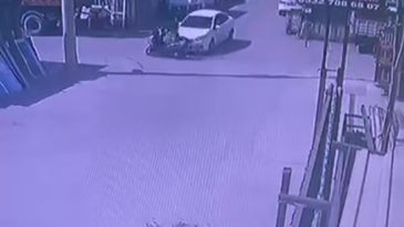 Motosikletle otomobil çarpıştı: Yaralı var