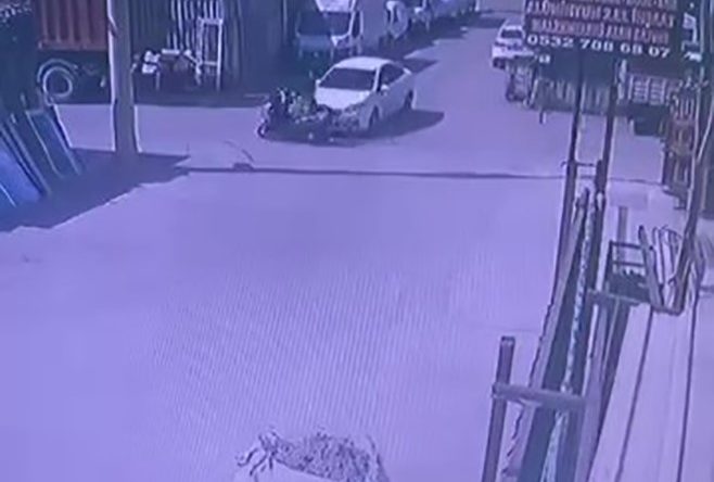 Motosikletle otomobil çarpıştı: Yaralı var