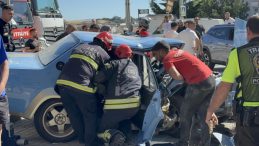 Ardı ardına şerit değiştiren sürücü kaza yaptı: 3 yaralı