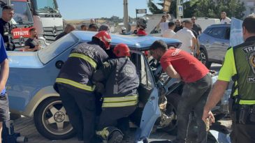 Ardı ardına şerit değiştiren sürücü kaza yaptı: 3 yaralı