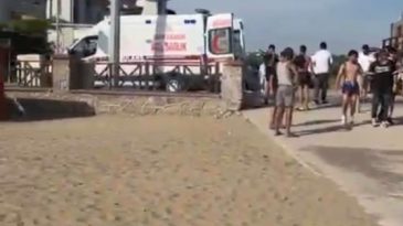 Denize giren iki kardeşten biri hayatını kaybetti, diğeri hastaneye kaldırıldı