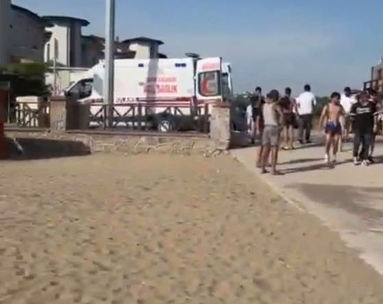 Denize giren iki kardeşten biri hayatını kaybetti, diğeri hastaneye kaldırıldı