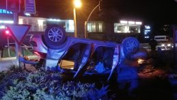 Motosiklet ile çarpışan otomobil takla atarak ters döndü: 1’i ağır 4 yaralı