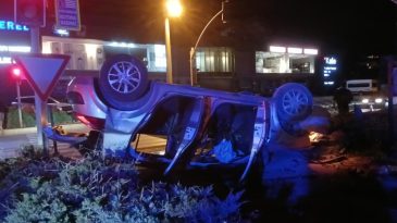 Motosiklet ile çarpışan otomobil takla atarak ters döndü: 1’i ağır 4 yaralı