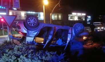 Motosiklet ile çarpışan otomobil takla atarak ters döndü: 1’i ağır 4 yaralı