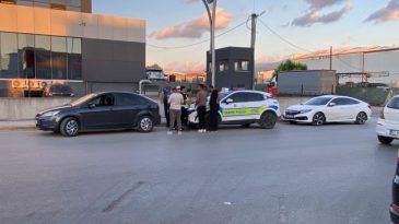 Peş peşe kazaya karışıp mağdurları darbetti