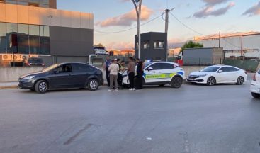 Peş peşe kazaya karışıp mağdurları darbetti