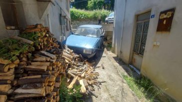 Otomobil kaza yapıp iki evin arasına düştü