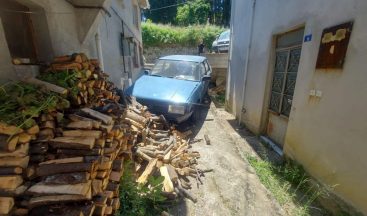Otomobil kaza yapıp iki evin arasına düştü