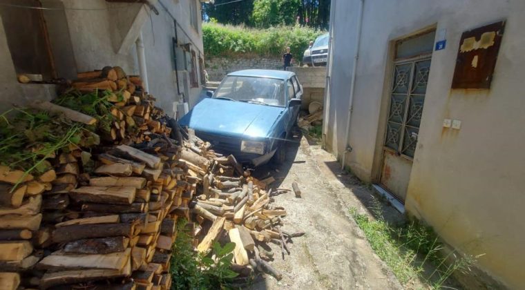 Otomobil kaza yapıp iki evin arasına düştü