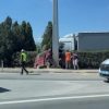 Panelvan yön tabelasına çarptı: 1 ölü, 2 yaralı