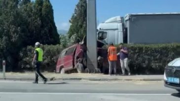 Panelvan yön tabelasına çarptı: 1 ölü, 2 yaralı