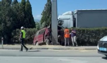 Panelvan yön tabelasına çarptı: 1 ölü, 2 yaralı