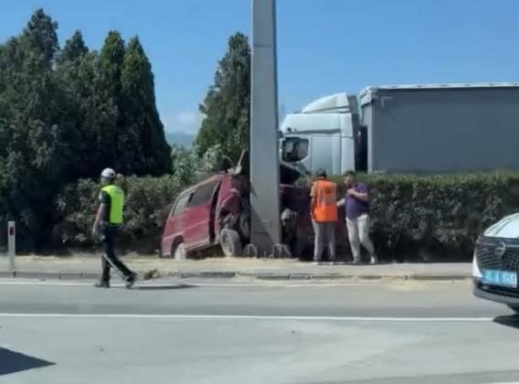 Panelvan yön tabelasına çarptı: 1 ölü, 2 yaralı