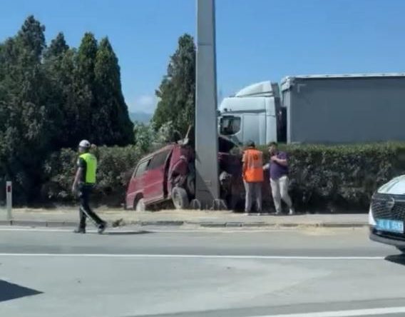 Panelvan yön tabelasına çarptı: 1 ölü, 2 yaralı