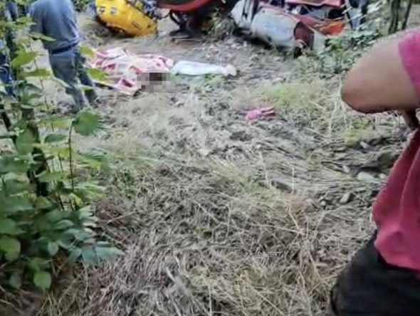 Traktöre bağlı ilaçlama motorunun altında kalan kadın hayatını kaybetti