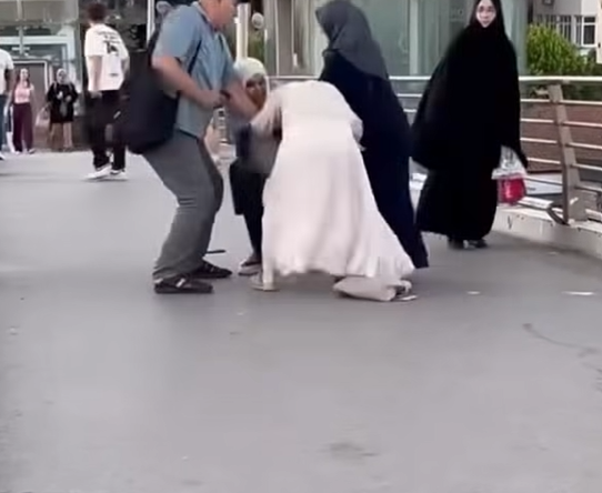İzmit’te akıllara durgunluk veren kavga: “Kocamın peşini bırak” tekme tokat saldırdı