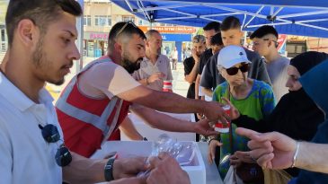 İzmit Belediyesi’nden binlerce vatandaşa aşure ikramı!