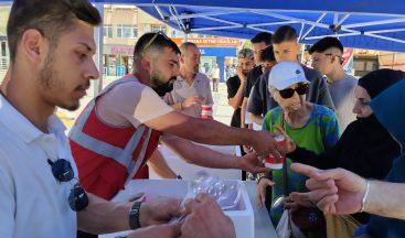 İzmit Belediyesi’nden binlerce vatandaşa aşure ikramı!