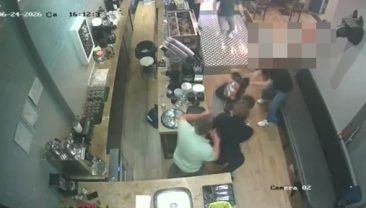 Kafe çalışanına yumruklu saldırı