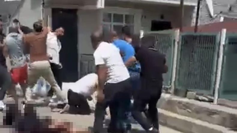 Kocaeli’de koca dehşeti: Eşini sokak ortasında defalarca bıçakladı