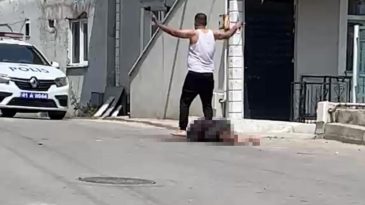 Eşini 8 yerinden bıçaklayarak öldürdü, mahalleli linç etmek istedi