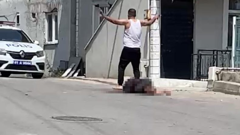 Eşini 8 yerinden bıçaklayarak öldürdü, mahalleli linç etmek istedi